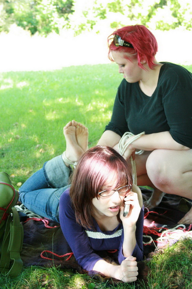 Mistress ursela nahm ihre beste Freundin/Sklavin mit in einen Park für einen schönen Tag im s
 #71997681