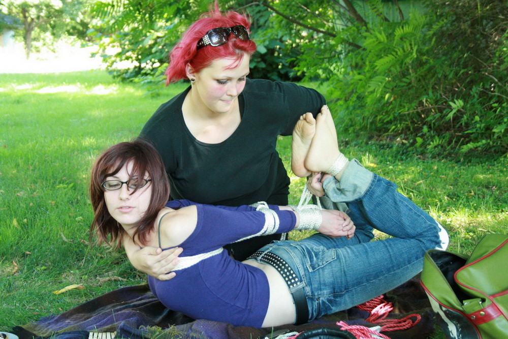 Mistress ursela nahm ihre beste Freundin/Sklavin mit in einen Park für einen schönen Tag im s
 #71997785