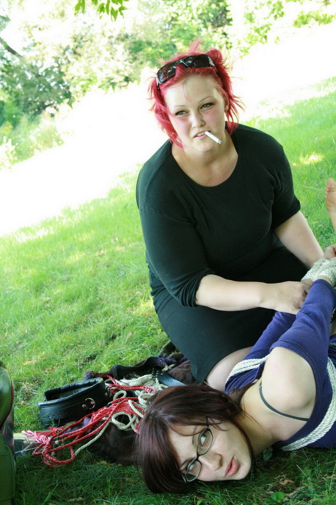 Mistress ursela nahm ihre beste Freundin/Sklavin mit in einen Park für einen schönen Tag im s
 #71997847
