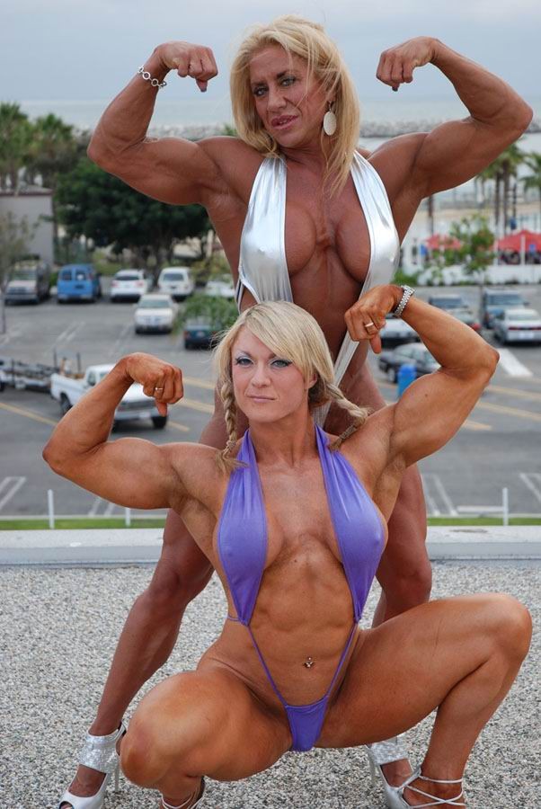 Bodybuilders femminile caldo con muscoli enormi
 #71000666