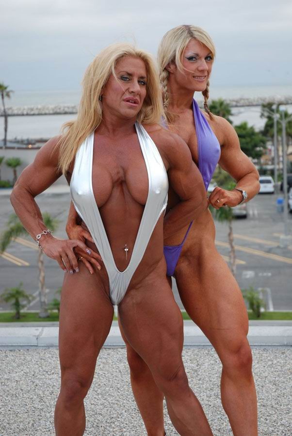 Bodybuilders femminile caldo con muscoli enormi
 #71000683