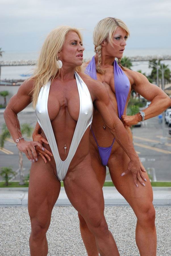 Bodybuilders femminile caldo con muscoli enormi
 #71000717