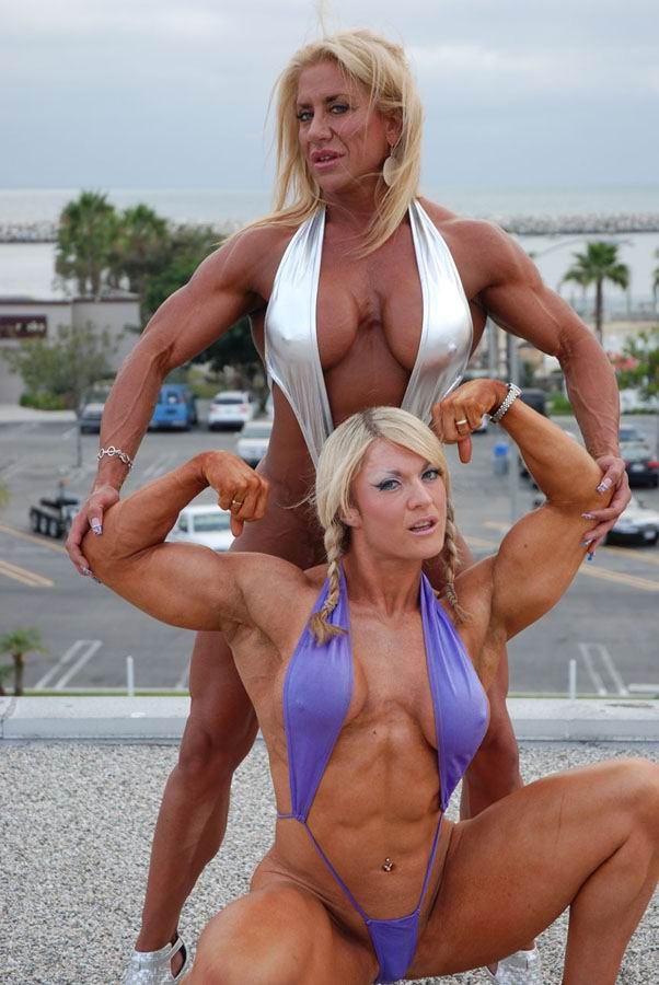 巨大な筋肉を持つホットな女性ボディビルダー
 #71000734