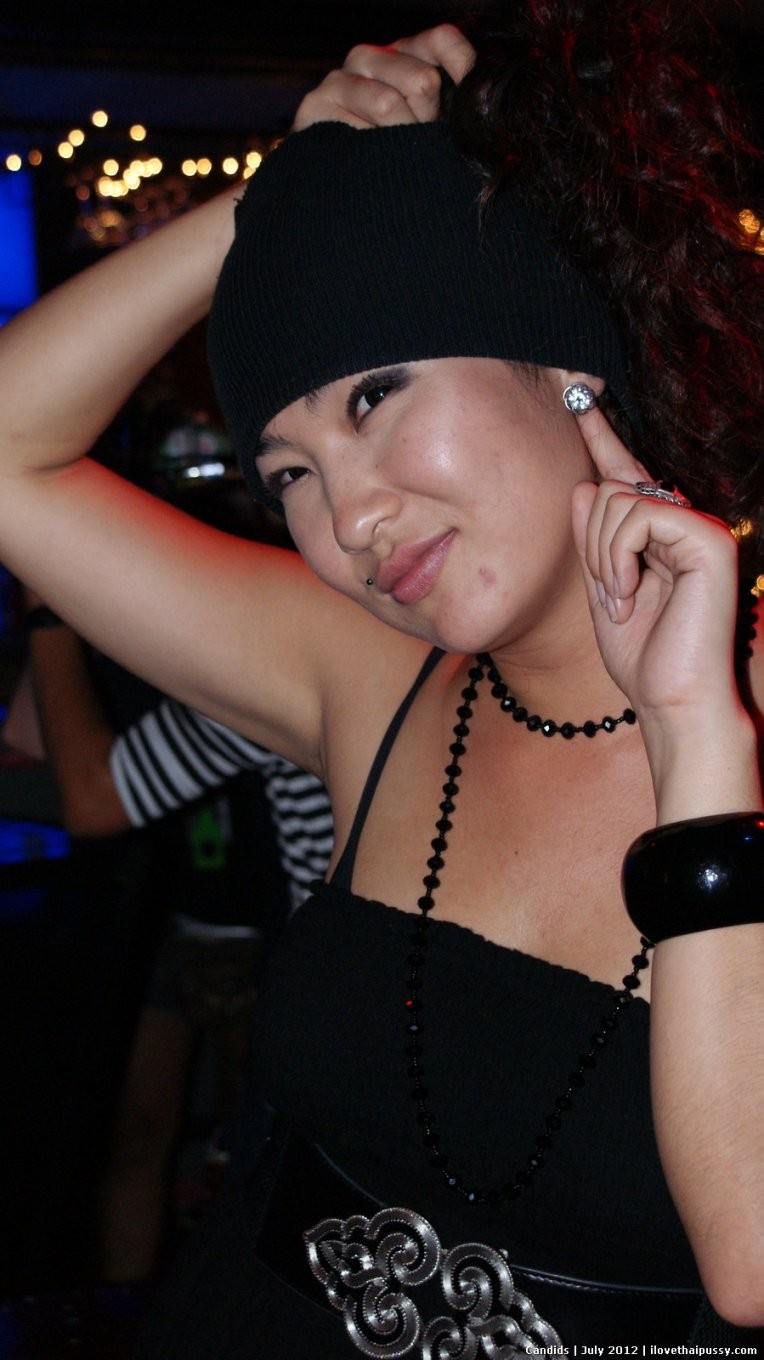 Des prostituées thaïlandaises sexy s'étalant avec des culs parfaits et des culs à bulles, baisées comme des salopes asiatiques.
 #67974245
