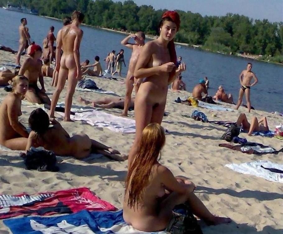 Guarda le bellissime nudiste bionde che si divertono
 #72256290
