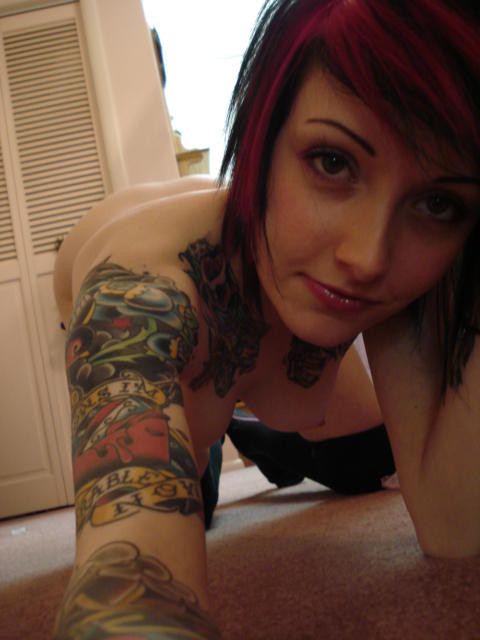 Pulcini emo tatuati che mostrano impressionanti tette vivaci
 #78771249