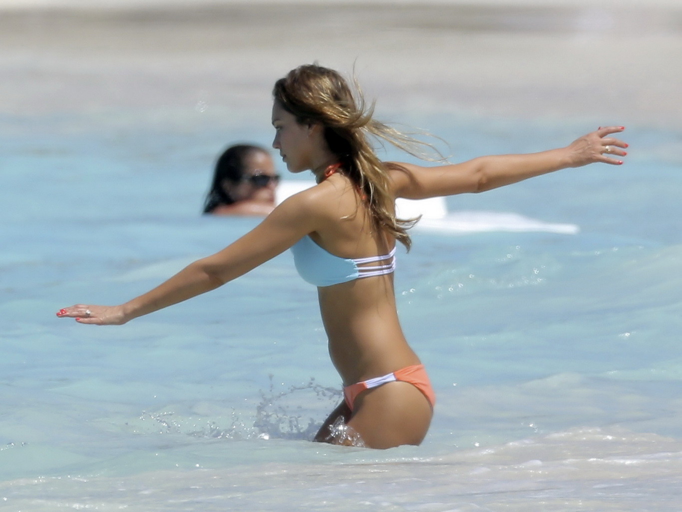 Jessica alba che mostra il suo corpo in bikini su una spiaggia a st. barts
 #79486739