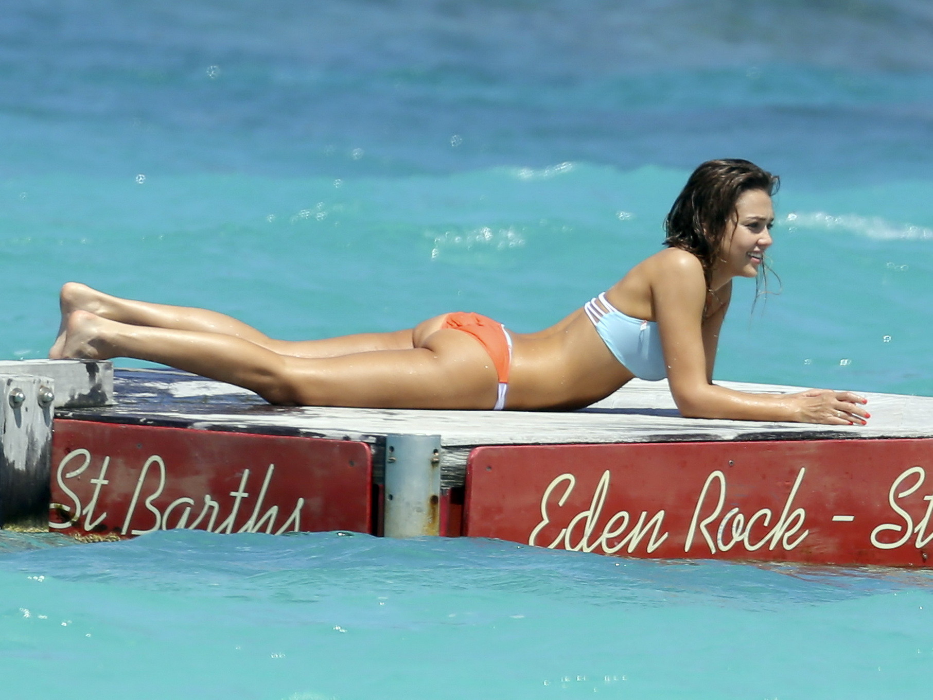 Jessica alba che mostra il suo corpo in bikini su una spiaggia a st. barts
 #79486744