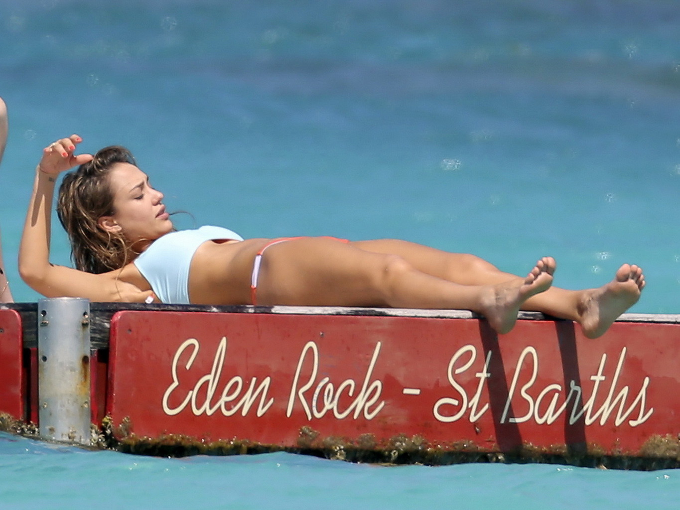Jessica alba che mostra il suo corpo in bikini su una spiaggia a st. barts
 #79486749