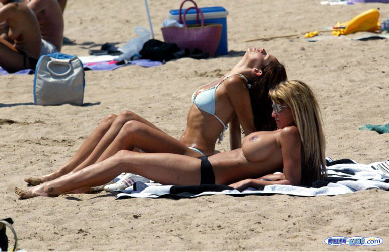 Katie price jordan mostrando sus grandes tetas en la playa
 #75412715