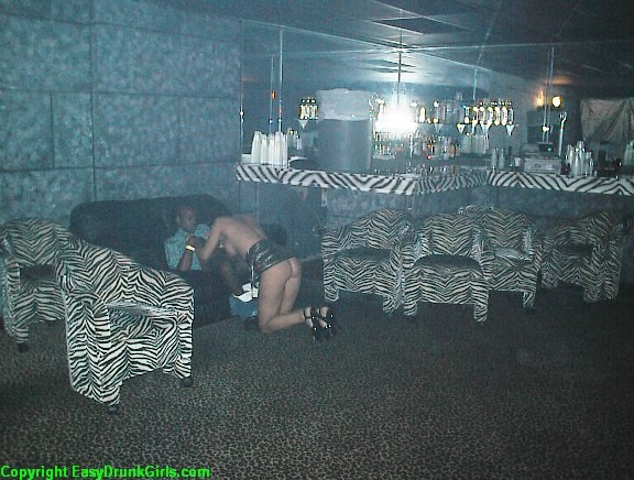 酔っぱらったクラブの売春婦がリムジンの中のブローサを禁止する
 #73445842
