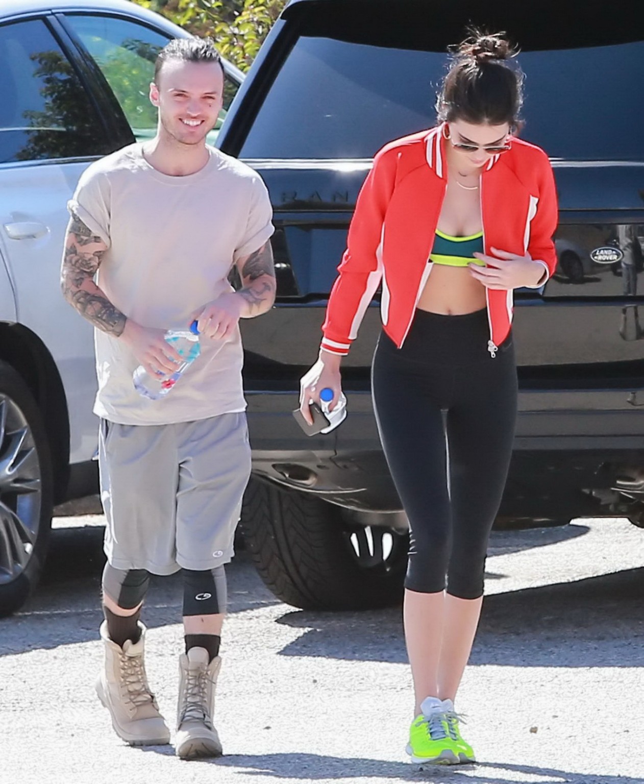 Kendall Jenner indossa minuscolo reggiseno sportivo e collant mentre escursioni in Malibu
 #75168027
