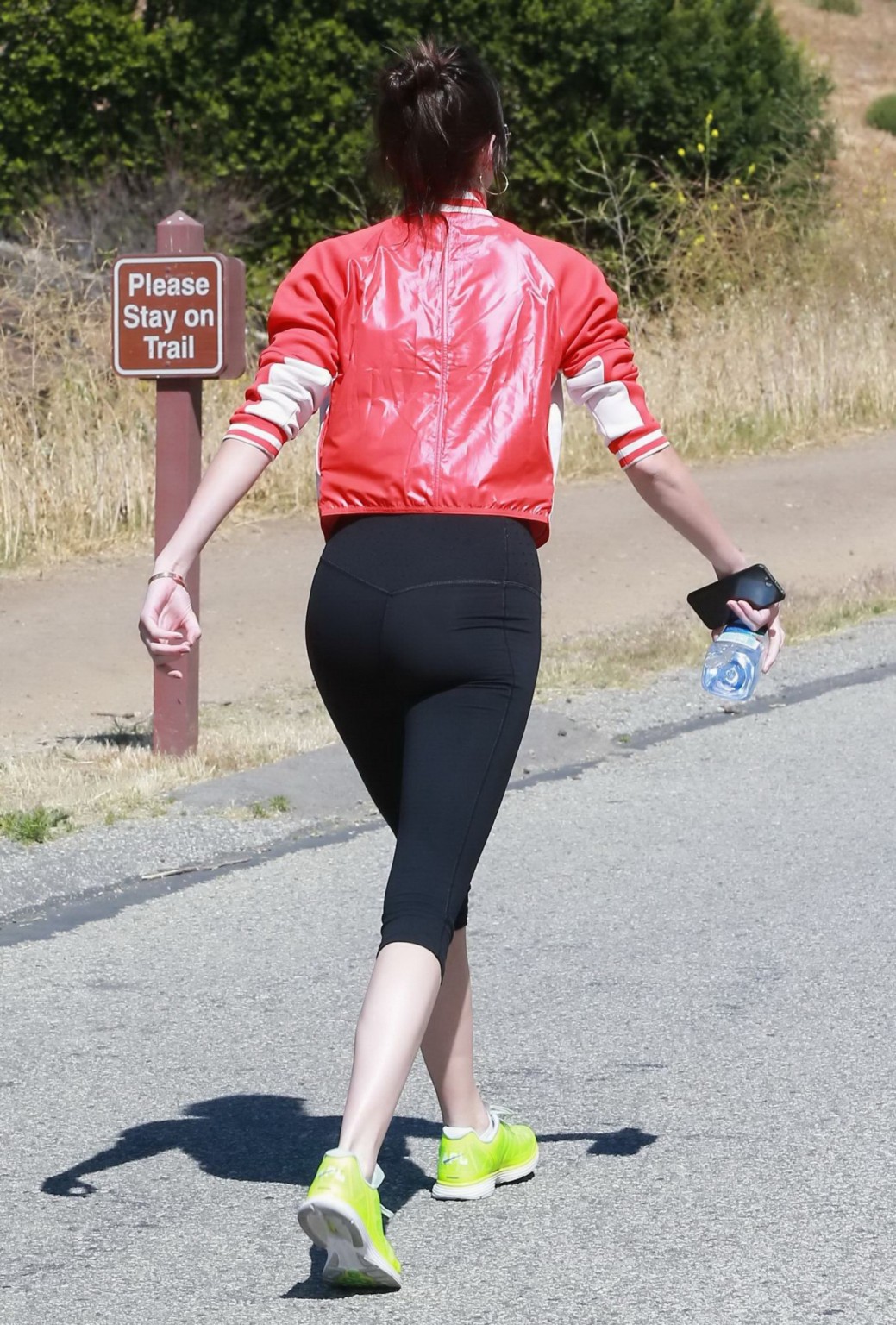 Kendall Jenner porte une minuscule brassière de sport et des collants lors d'une randonnée à Malibu.
 #75168090