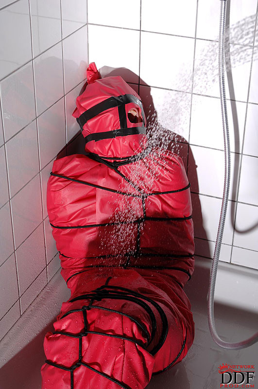 Miho lechter attachée dans du plastique dans la salle de bain couverte d'eau
 #71987933