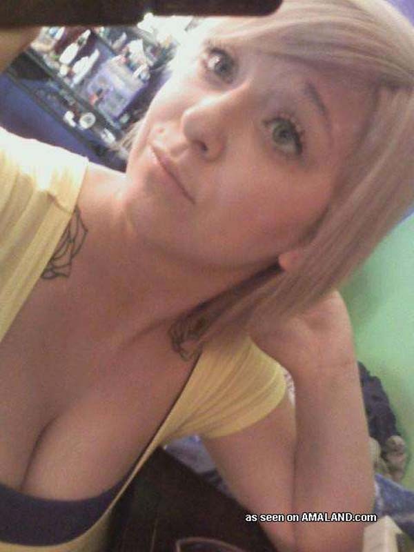 Bilder von eitlen Amateurschlampen beim Camwhoring
 #75705947