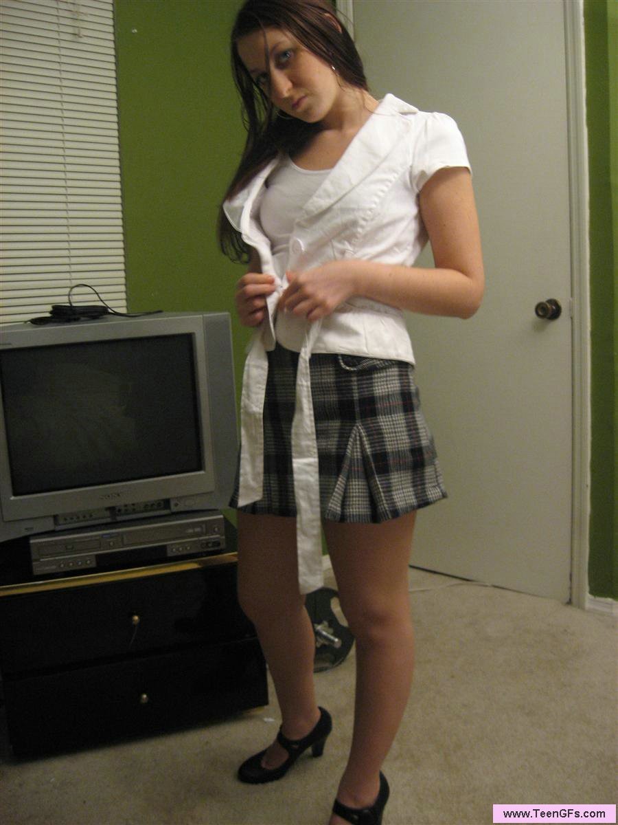 Una jovencita amateur juega a disfrazarse en una foto casera
 #78666551