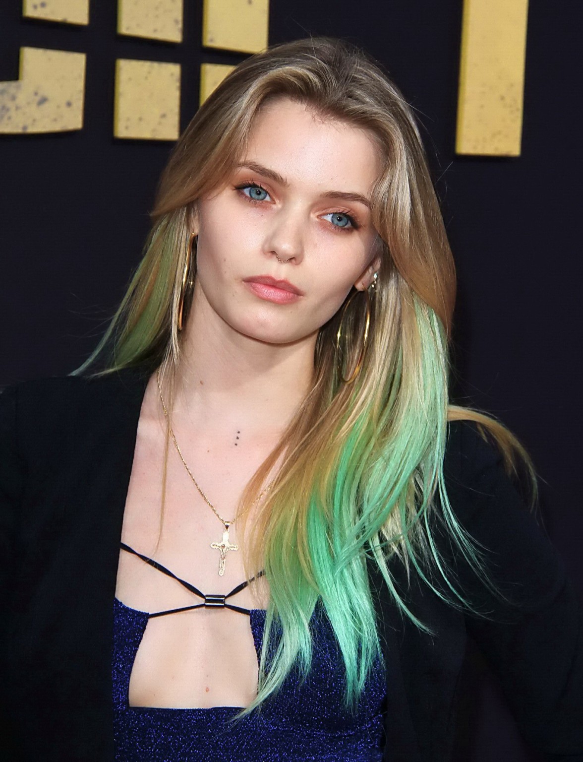 Abbey lee kershaw montrant un énorme décolleté et des jambes.
 #75156609