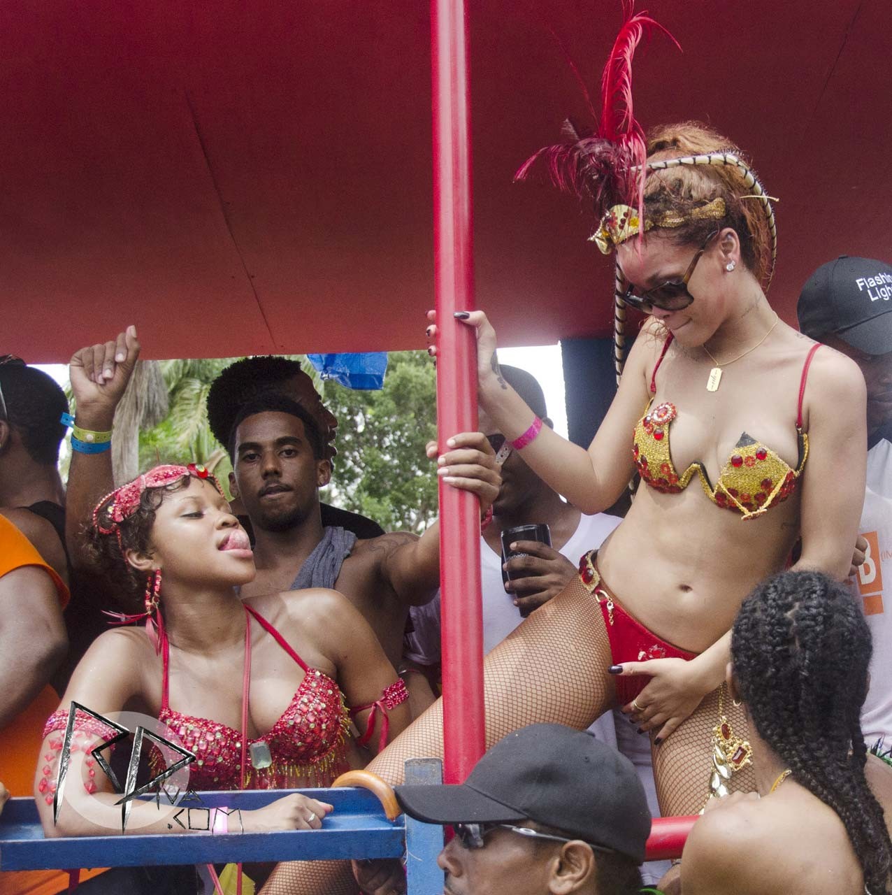 Rihanna entblößt ihren sexy Körper und heißen Arsch, während sie wie eine Hure gekleidet ist
 #75293543