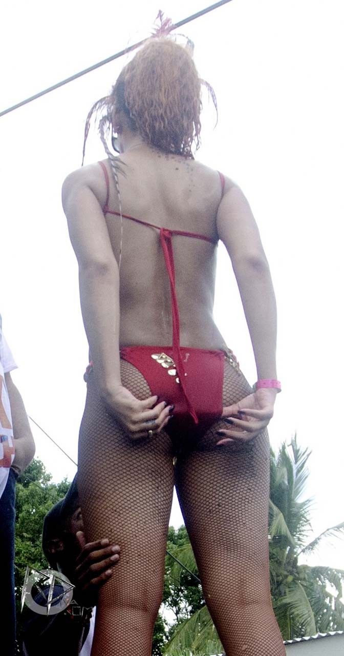 Rihanna esponendo il suo corpo sexy e culo caldo mentre lei è vestita come una puttana
 #75293545