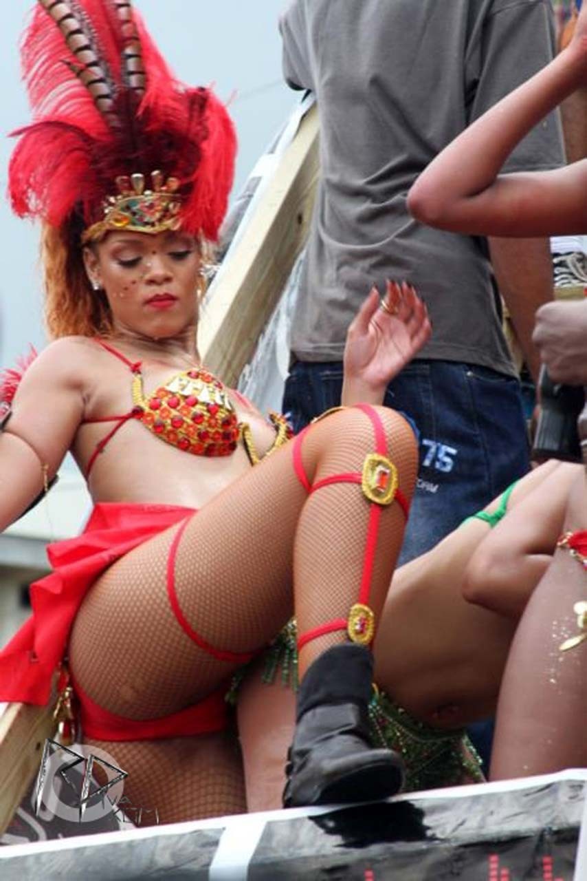 Rihanna entblößt ihren sexy Körper und heißen Arsch, während sie wie eine Hure gekleidet ist
 #75293549