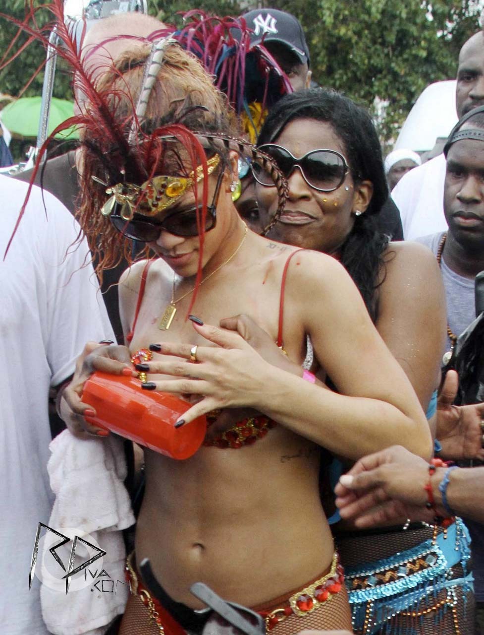 Rihanna esponendo il suo corpo sexy e culo caldo mentre lei è vestita come una puttana
 #75293574