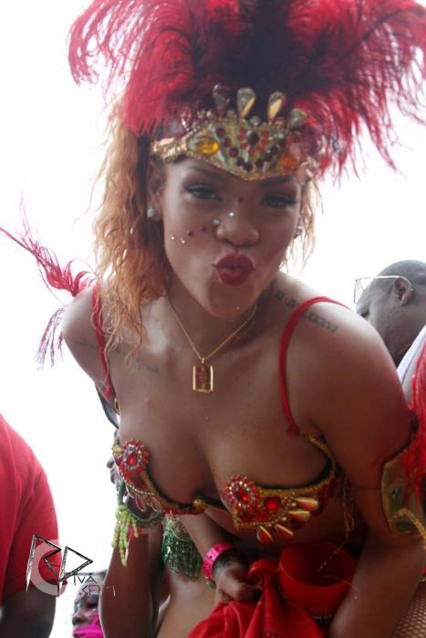Rihanna entblößt ihren sexy Körper und heißen Arsch, während sie wie eine Hure gekleidet ist
 #75293581