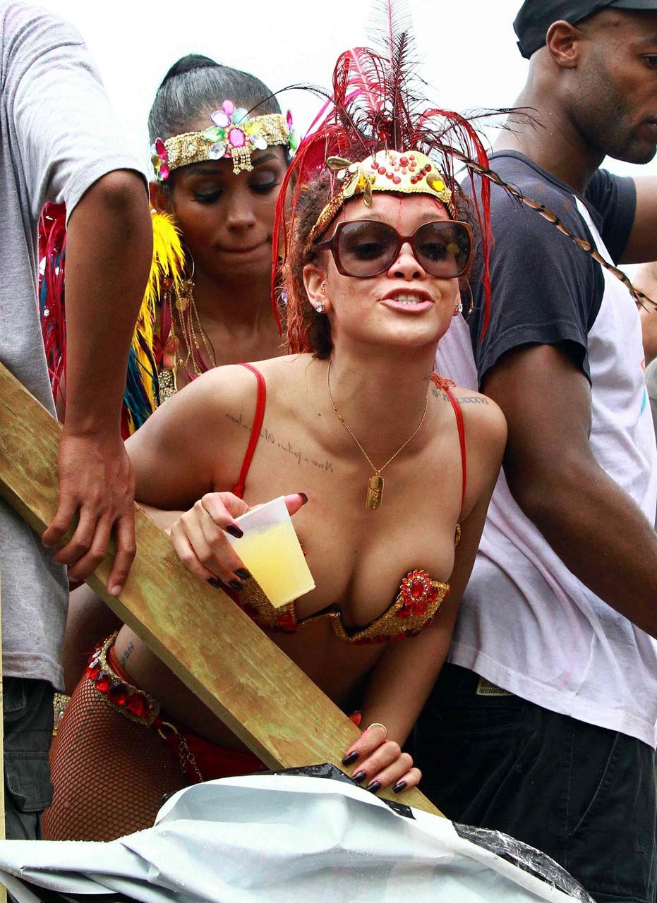 Rihanna esponendo il suo corpo sexy e culo caldo mentre lei è vestita come una puttana
 #75293625