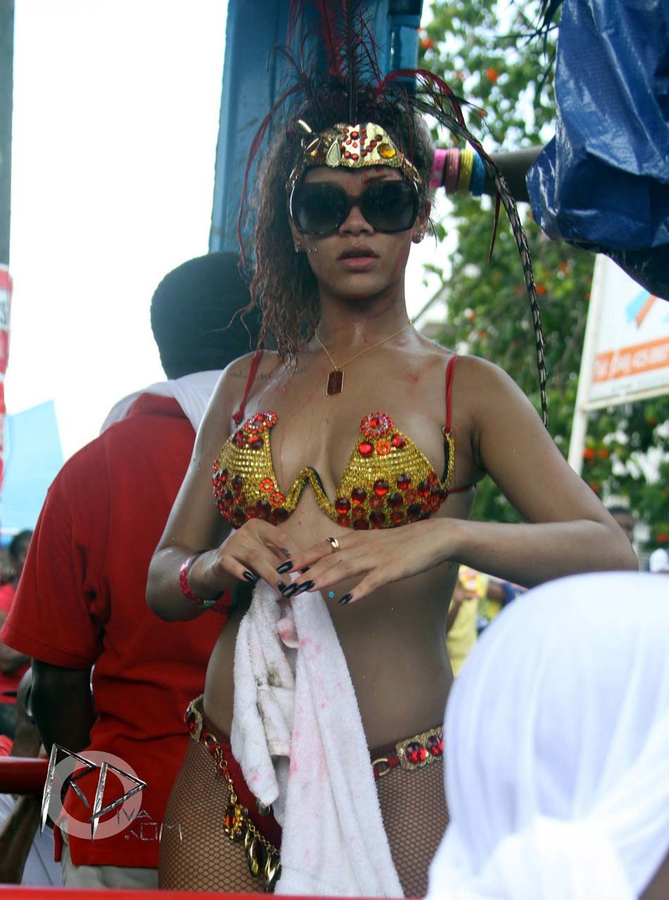 Rihanna esponendo il suo corpo sexy e culo caldo mentre lei è vestita come una puttana
 #75293629