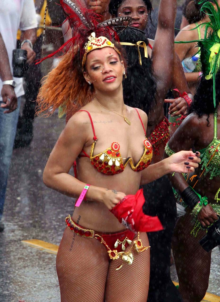 Rihanna entblößt ihren sexy Körper und heißen Arsch, während sie wie eine Hure gekleidet ist
 #75293668