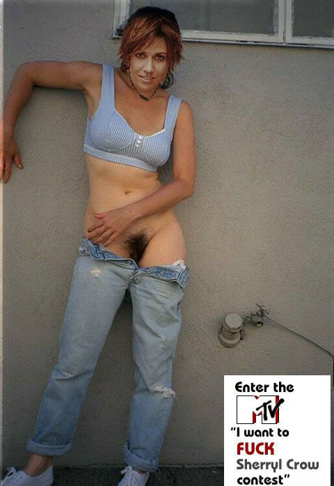 La star hollywoodienne Sheryl Crow montre son corps nu et sexy devant la caméra.
 #75325308