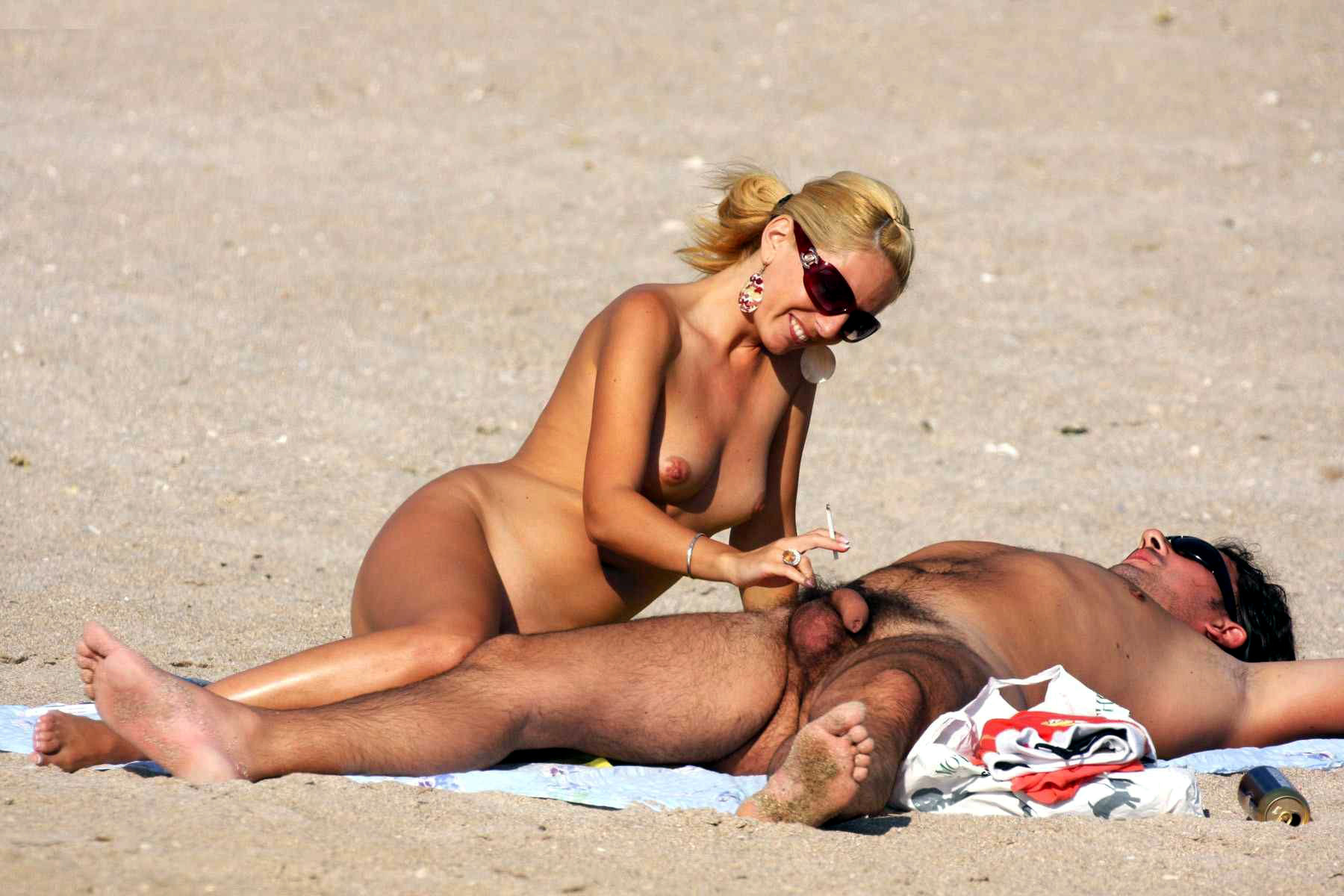 Une jeune femme nue montre ses seins parfaits à la plage.
 #72245281
