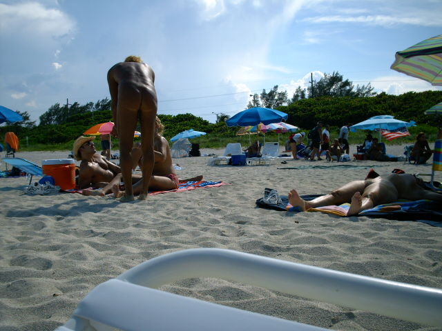 Elle veut sentir le sable chaud sur son corps nu.
 #72253771