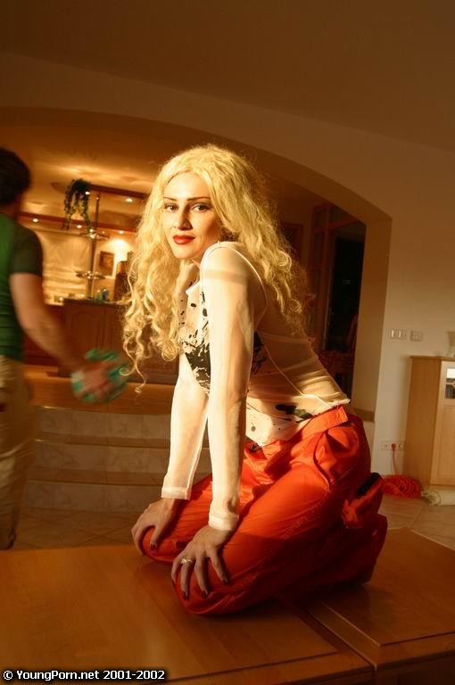 Rubia de aspecto travieso desnudándose
 #77347077