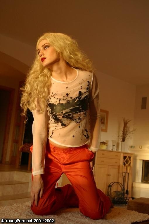 Rubia de aspecto travieso desnudándose
 #77347081