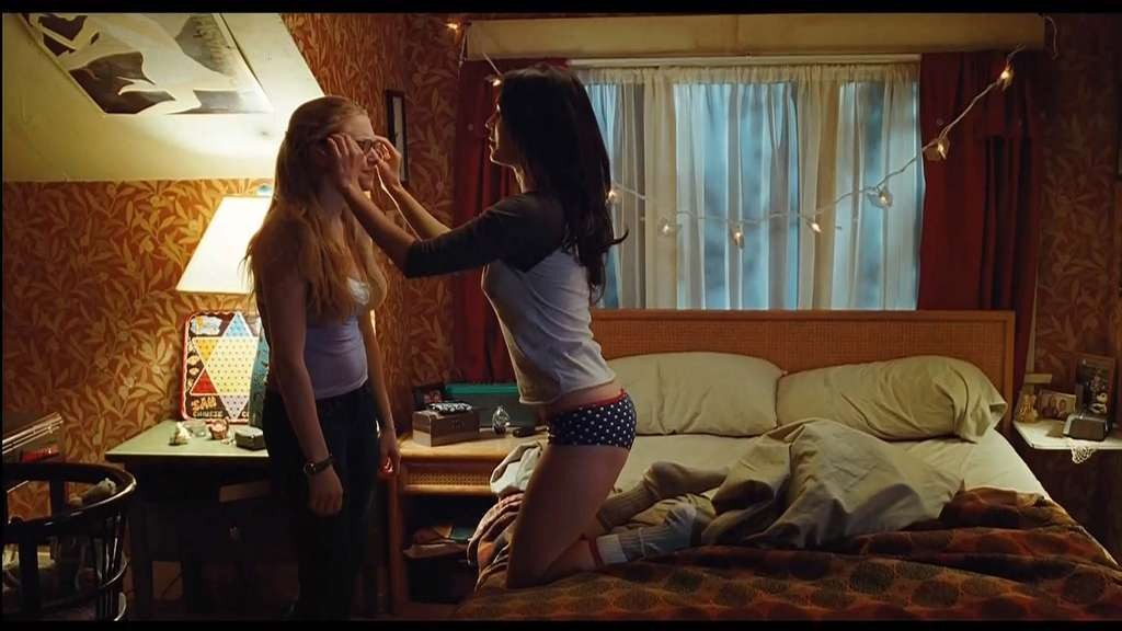 Megan fox seins nus et embrassant une autre fille dans une scène de sexe lesbien
 #75326404