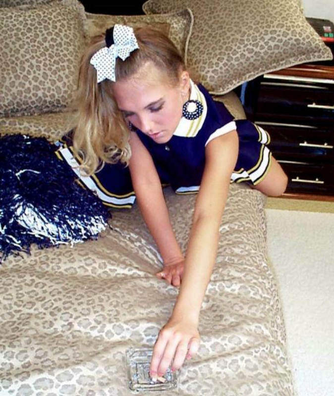 Blonde Cheerleaderin zeigt ihren Upskirt
 #76635370