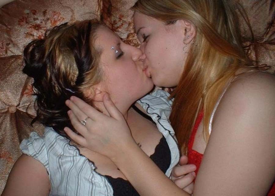 Des lesbiennes chaudes à peine légales qui s'embrassent
 #70254476