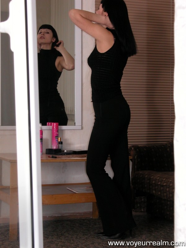 Narciso nena disfrutando de su reflejo en el espejo
 #67511055
