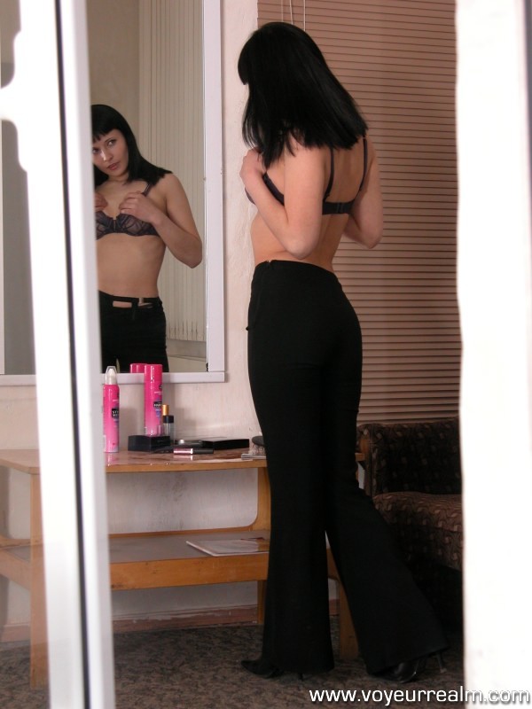 Narzisse Babe genießt ihre Spiegelreflexion
 #67511155
