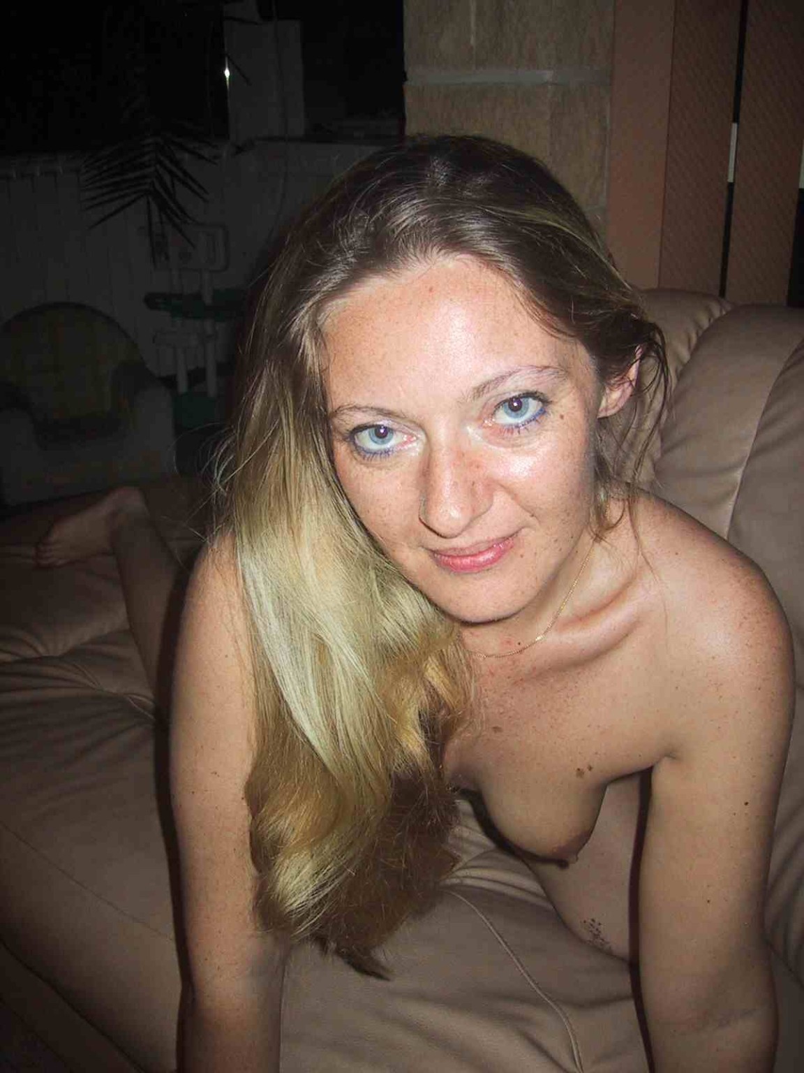 裸でポーズをとる熱い素人主婦
 #77712151