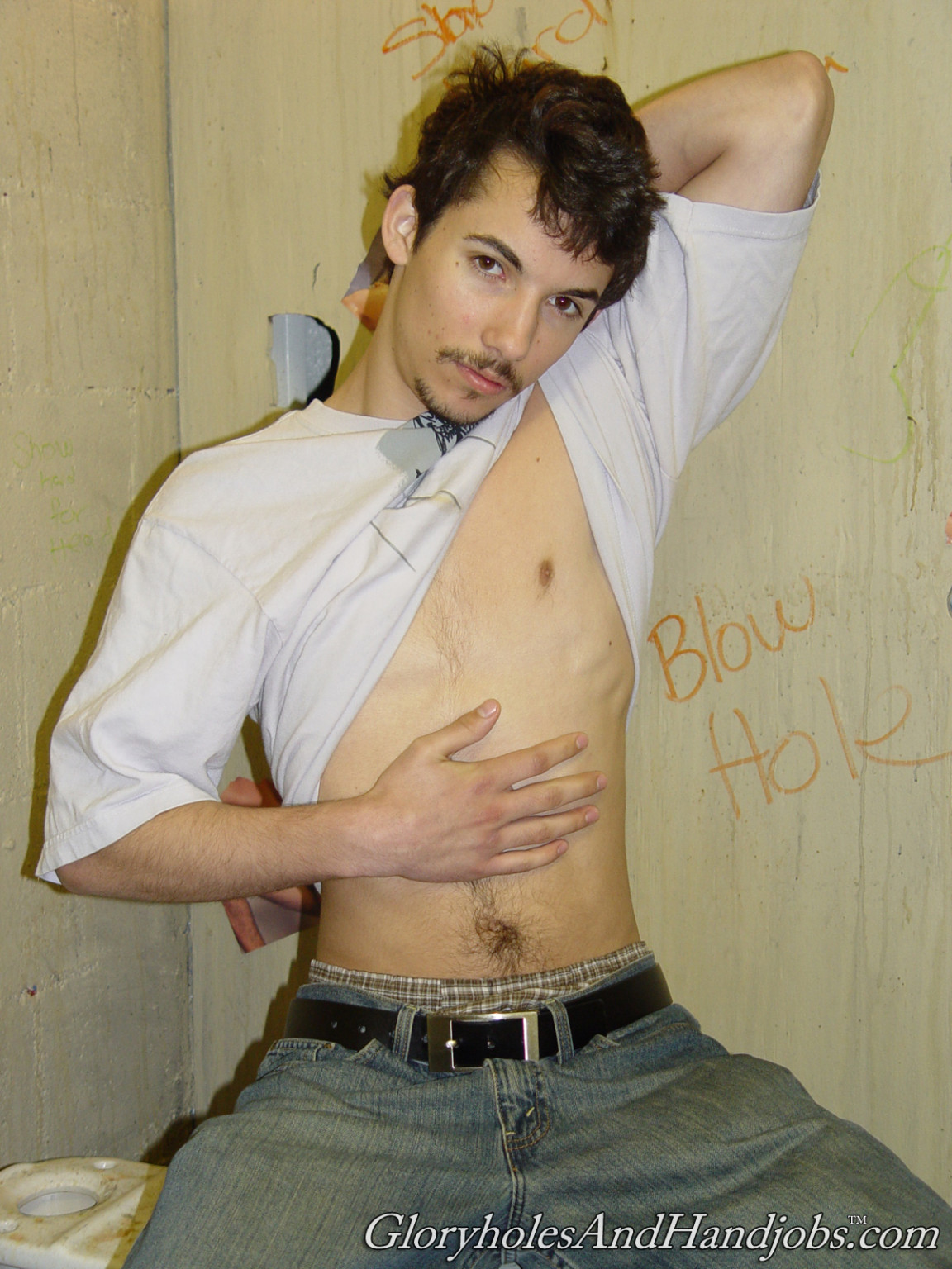 Un tío cachondo chupando una polla fuerte en una acción gay de gloryhole
 #76960468