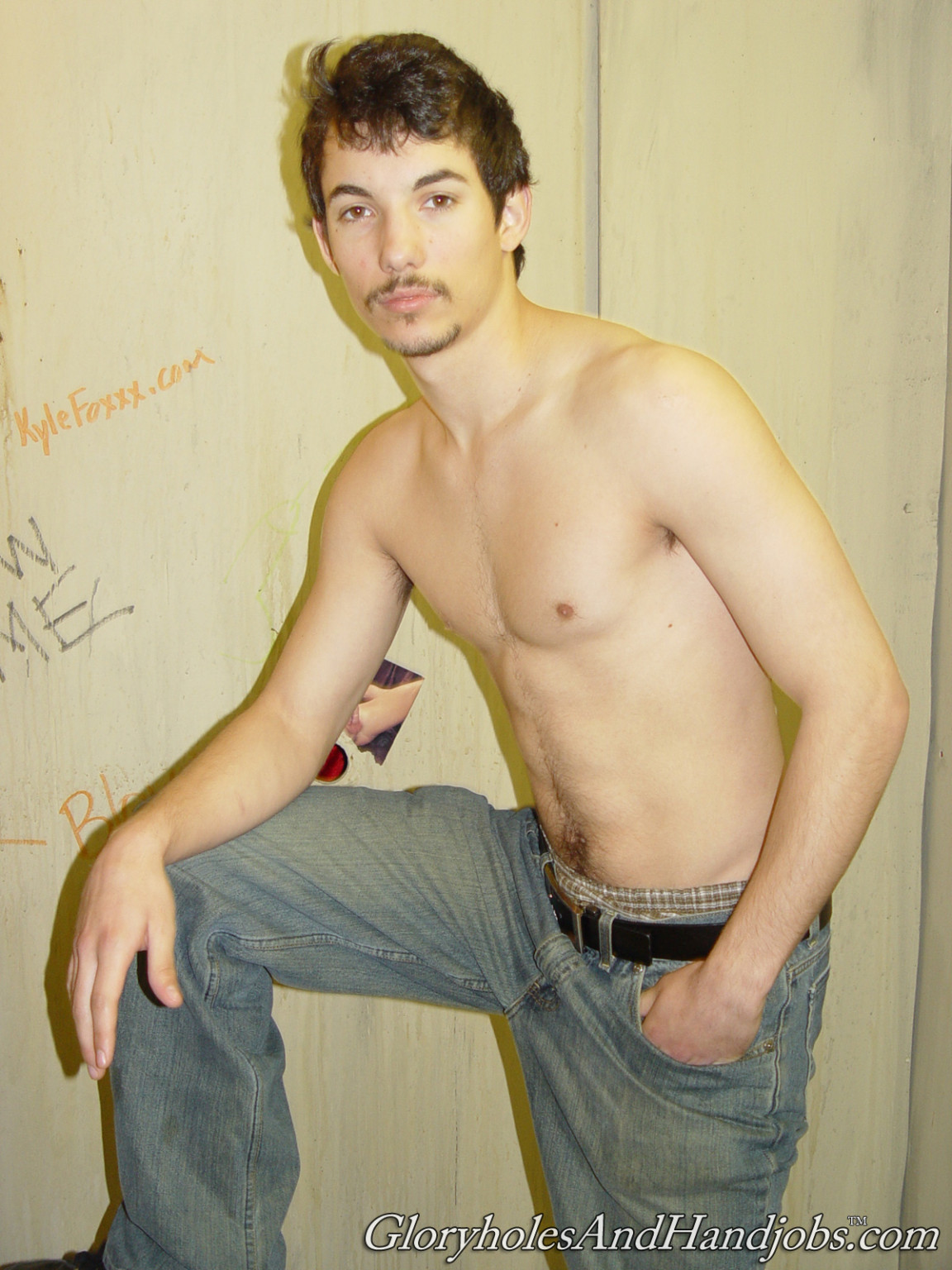 Un tío cachondo chupando una polla fuerte en una acción gay de gloryhole
 #76960476