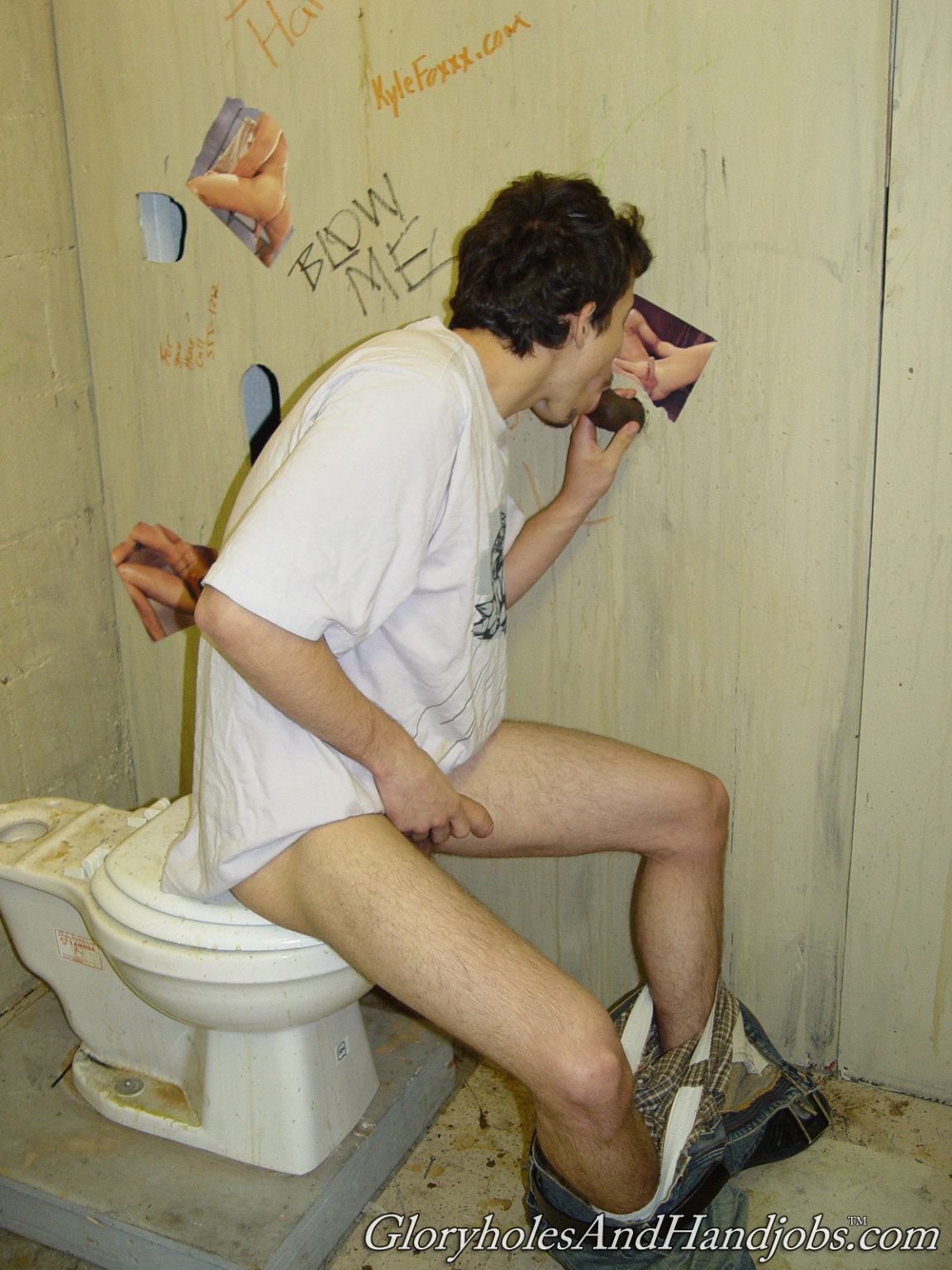 Un tío cachondo chupando una polla fuerte en una acción gay de gloryhole
 #76960547