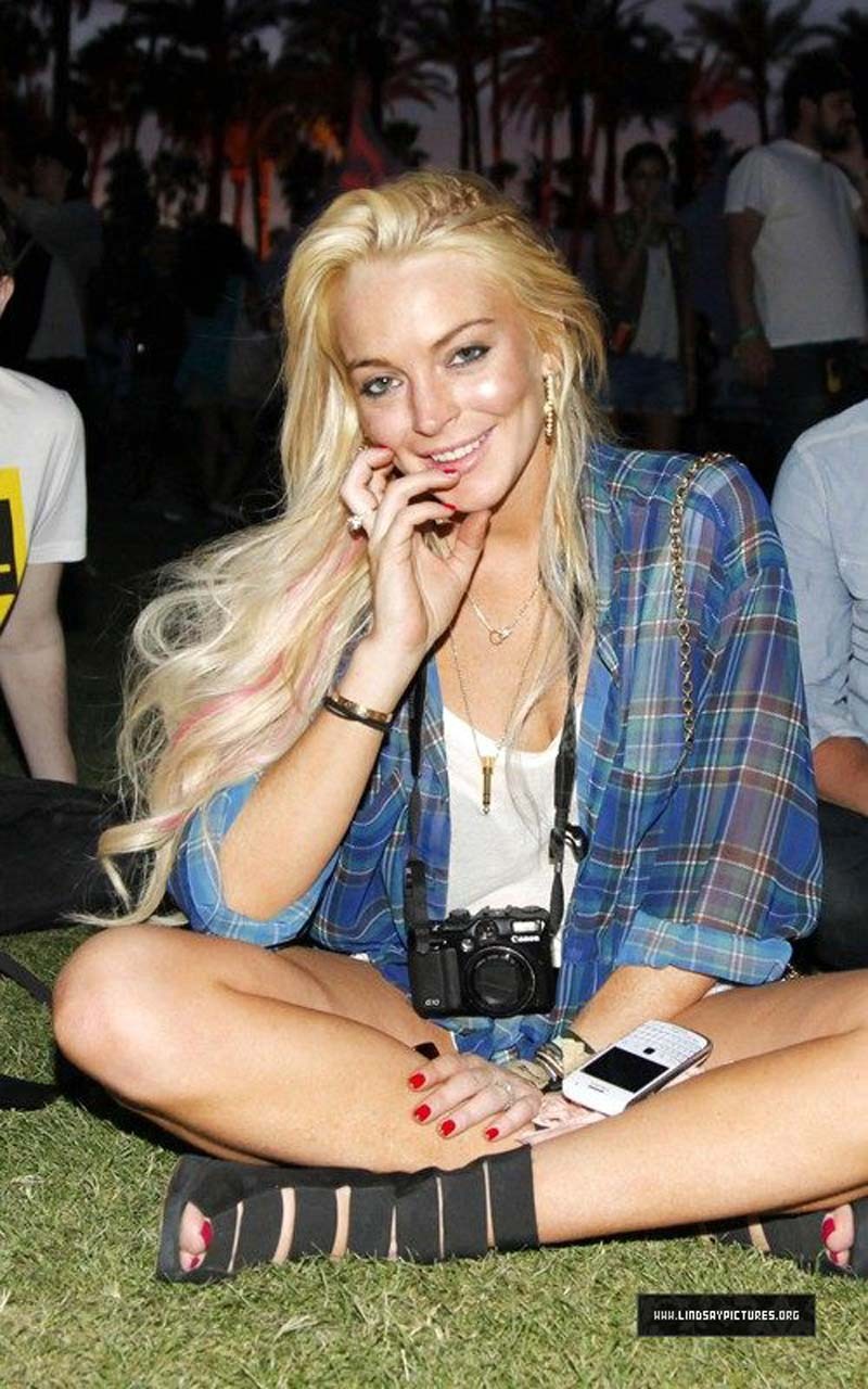 Lindsay Lohan showing a lot of legs and nipple slip in car paparazzi picutres #75307451