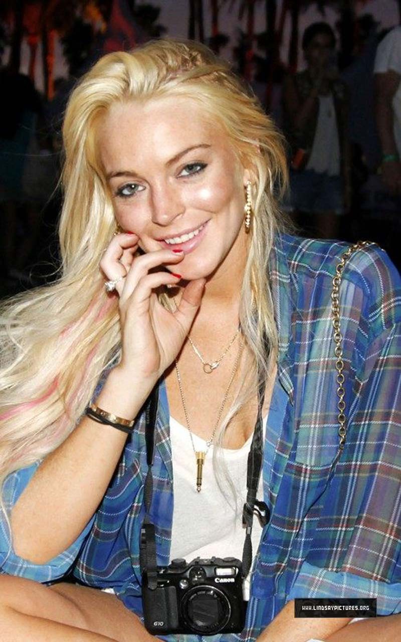 Lindsay Lohan showing a lot of legs and nipple slip in car paparazzi picutres #75307460