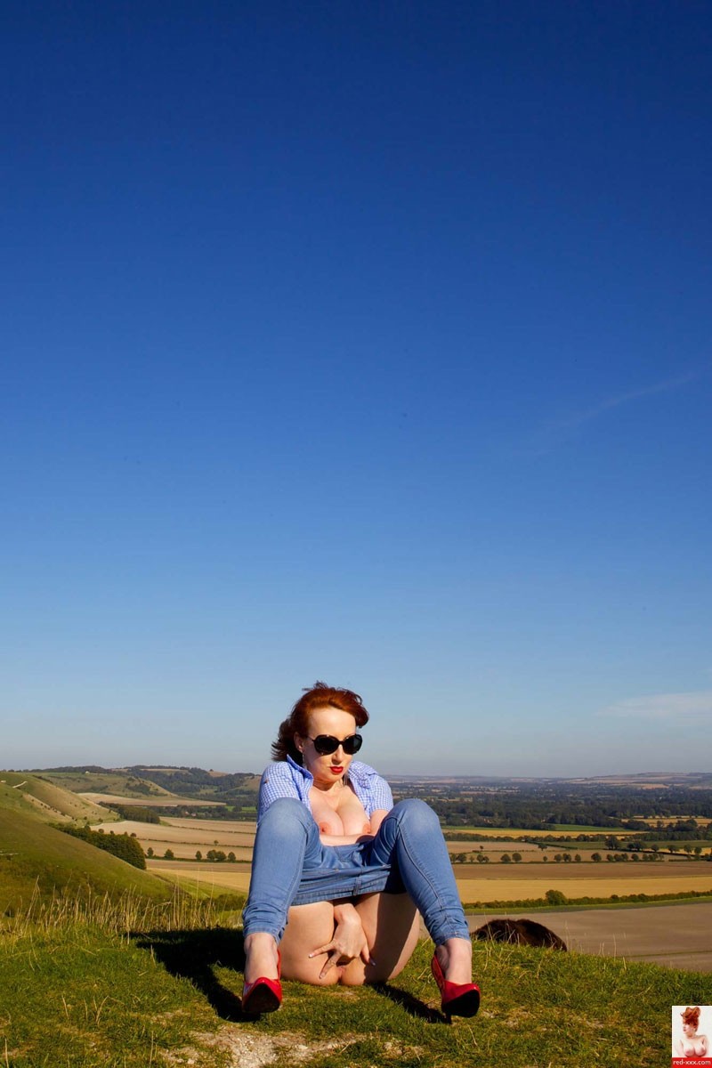 Busty blass Redhead Babe in Sonnenbrille im Freien
 #71037265