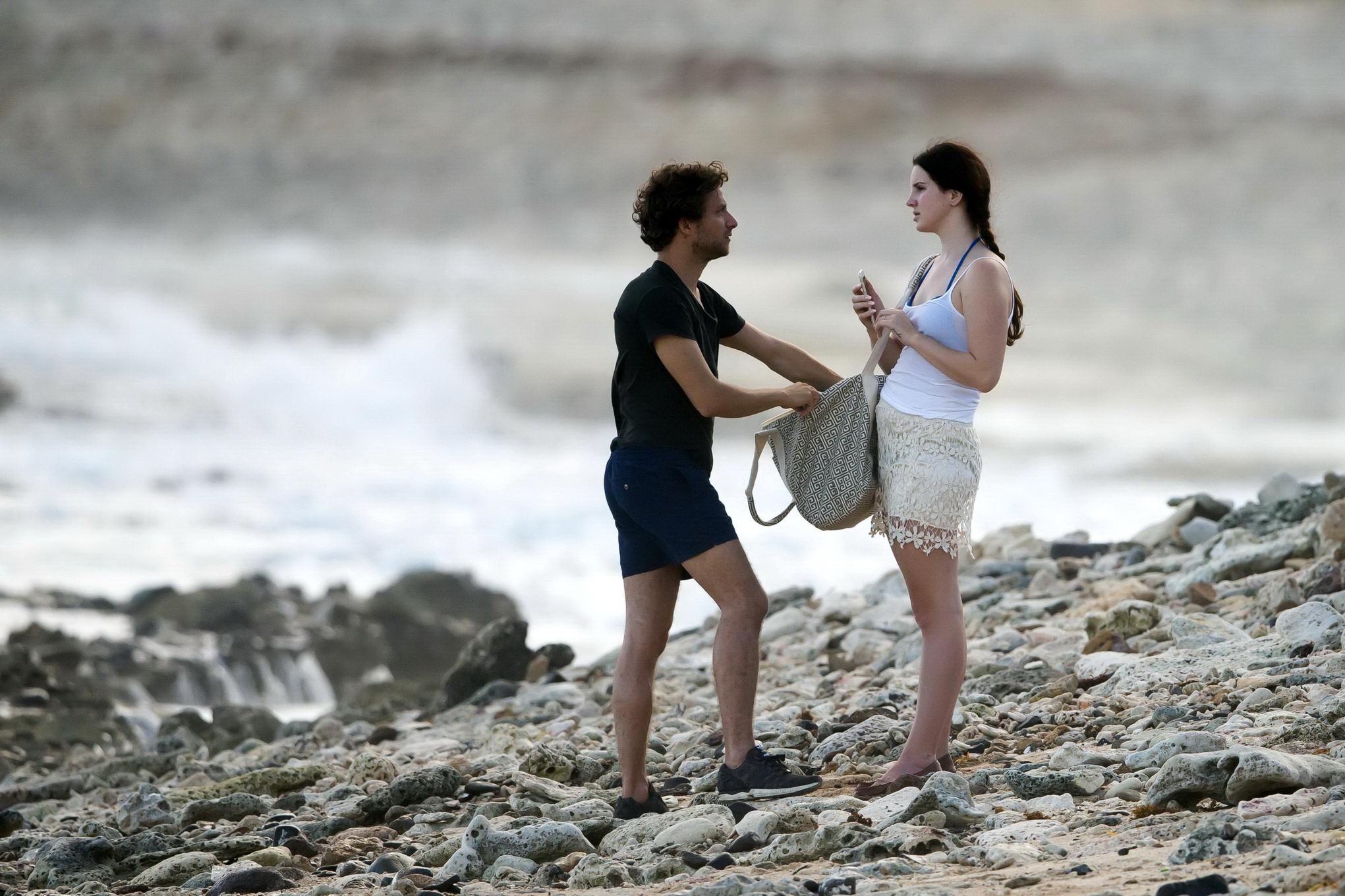 Lana del rey che indossa un bikini blu sotto il top della gonna cthru su una spiaggia a st bar
 #75176944