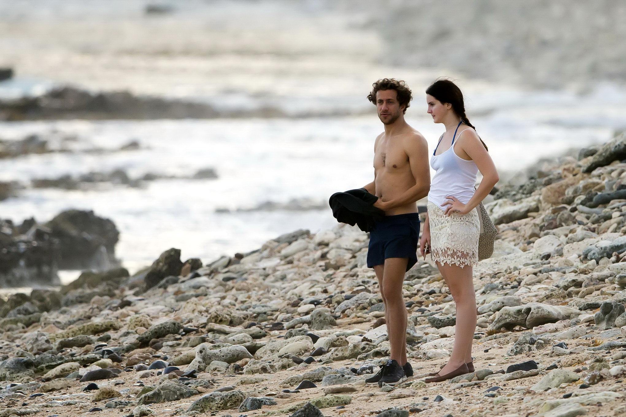 Lana del rey portant un bikini bleu sous le haut de la jupe cthru sur une plage de st bar
 #75176961