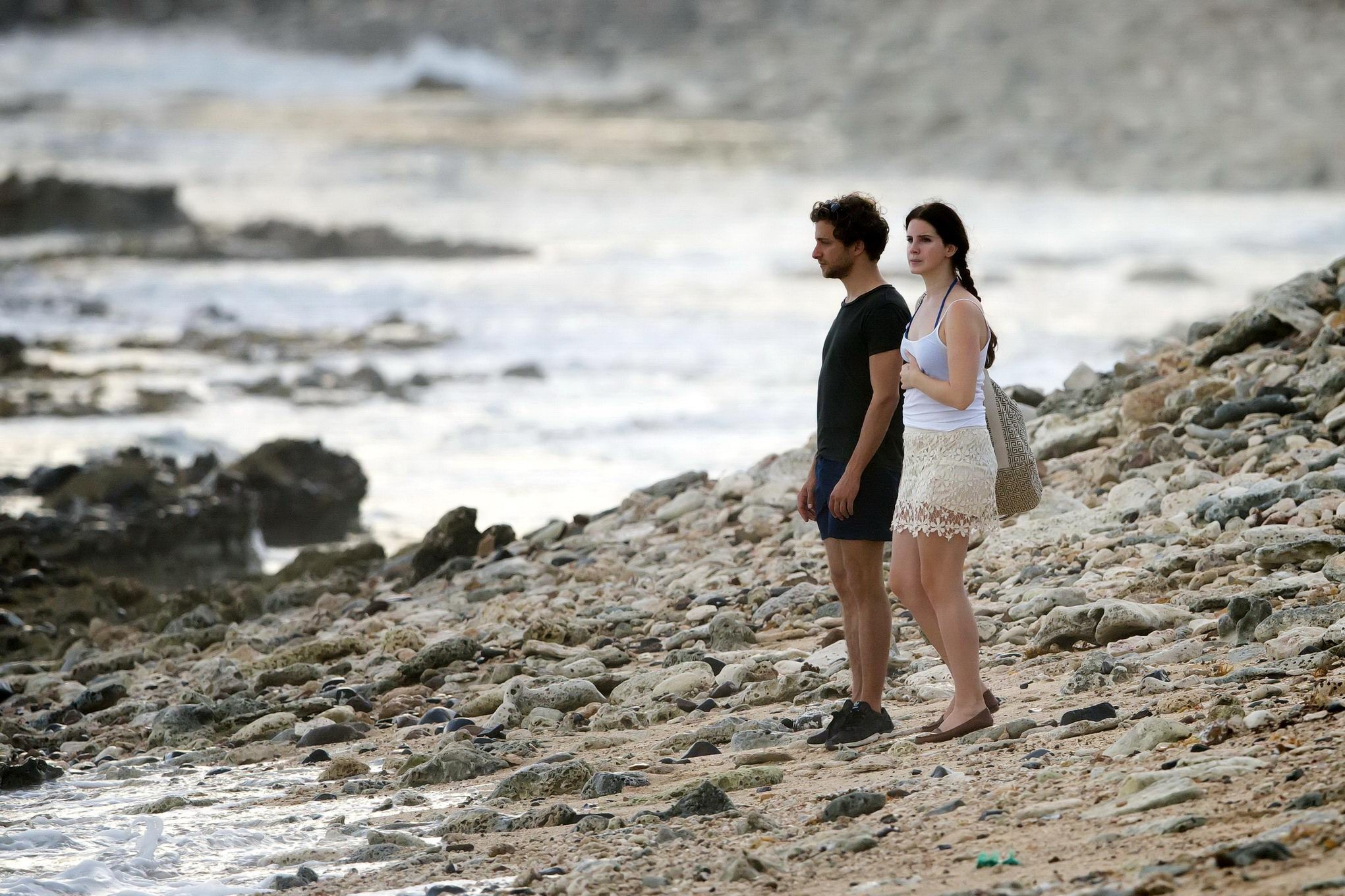 Lana del rey portant un bikini bleu sous le haut de la jupe cthru sur une plage de st bar
 #75177044