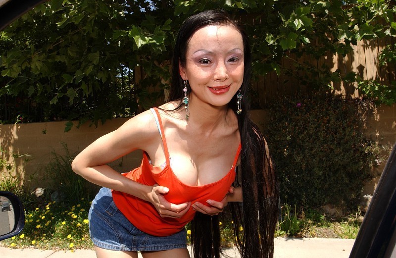 Une mamie asiatique peut encore faire bouger ses hanches
 #69886711